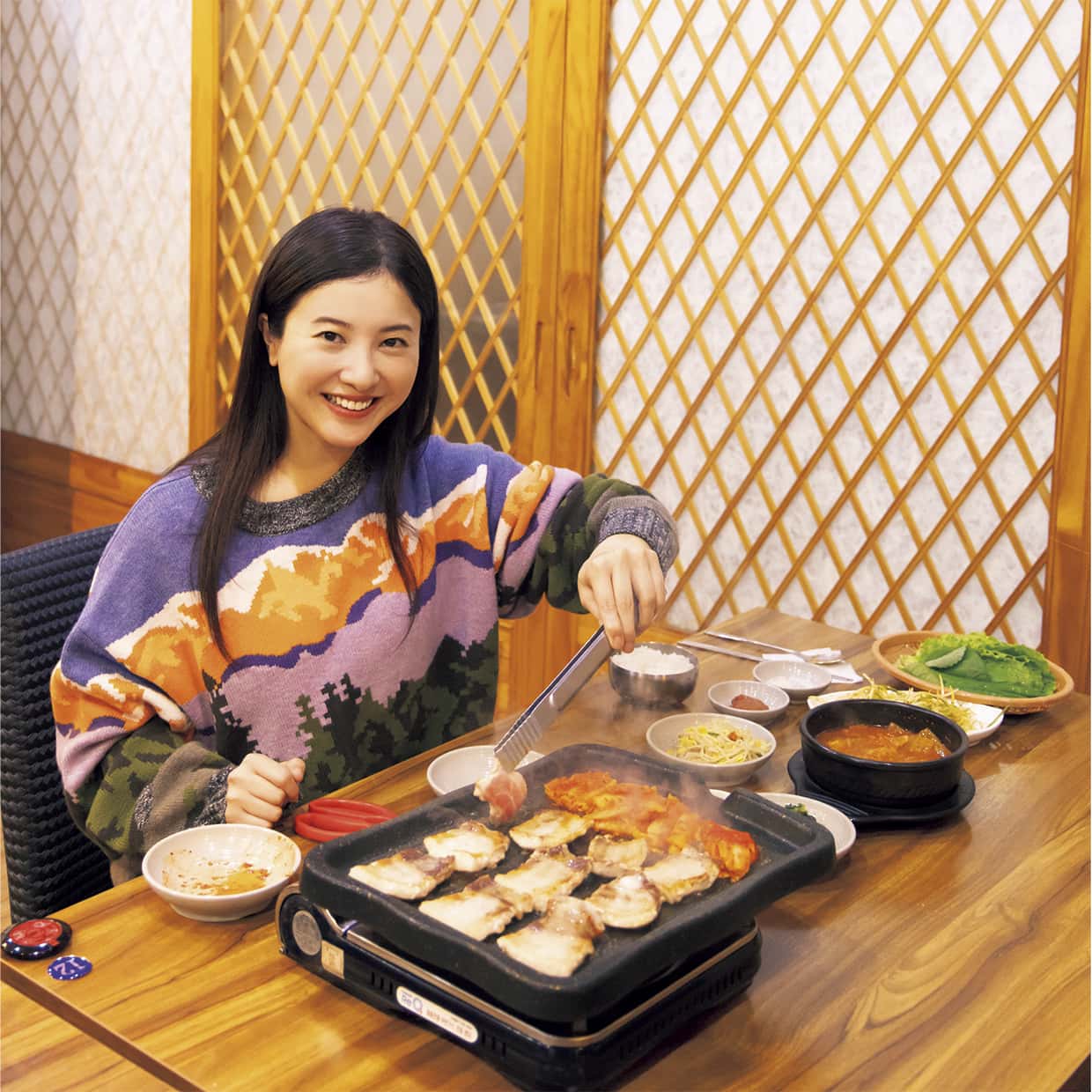 お肉を焼く吉高さん♡／現代精肉食堂