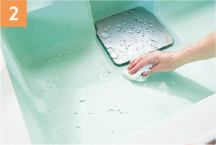 濡らしたスポンジやクロスでシンクを磨き、排水口の中もそのまま磨く。