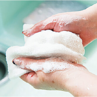 2、3で使ったスポンジやクロスは石けんで洗って、すぐ干せば清潔を保てます。