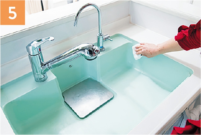 マイクロファイバークロスで水分を拭き取ると、次の汚れも予防できます。