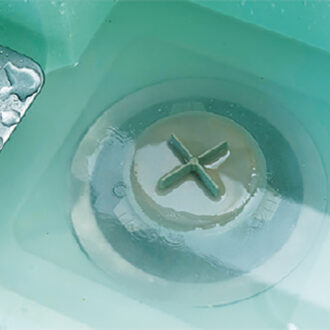 ゴミ受けなどを排水口の穴に入れて一緒に温度が冷めるまでつけおく。