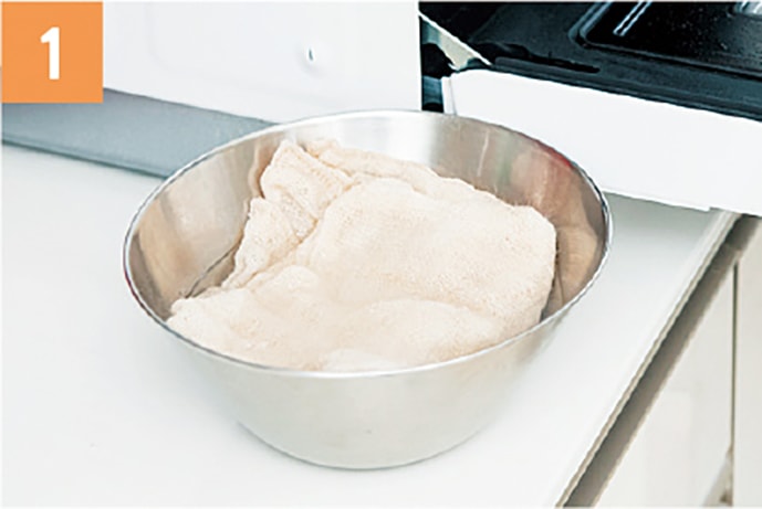 1_ボウルに重曹水を作り、天然素材のふきんを浸して軽く絞る。
