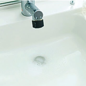 3_重曹とクエン酸の化学反応を利用します。キッチンや浴室の排水パイプも同じ方法で掃除できます。