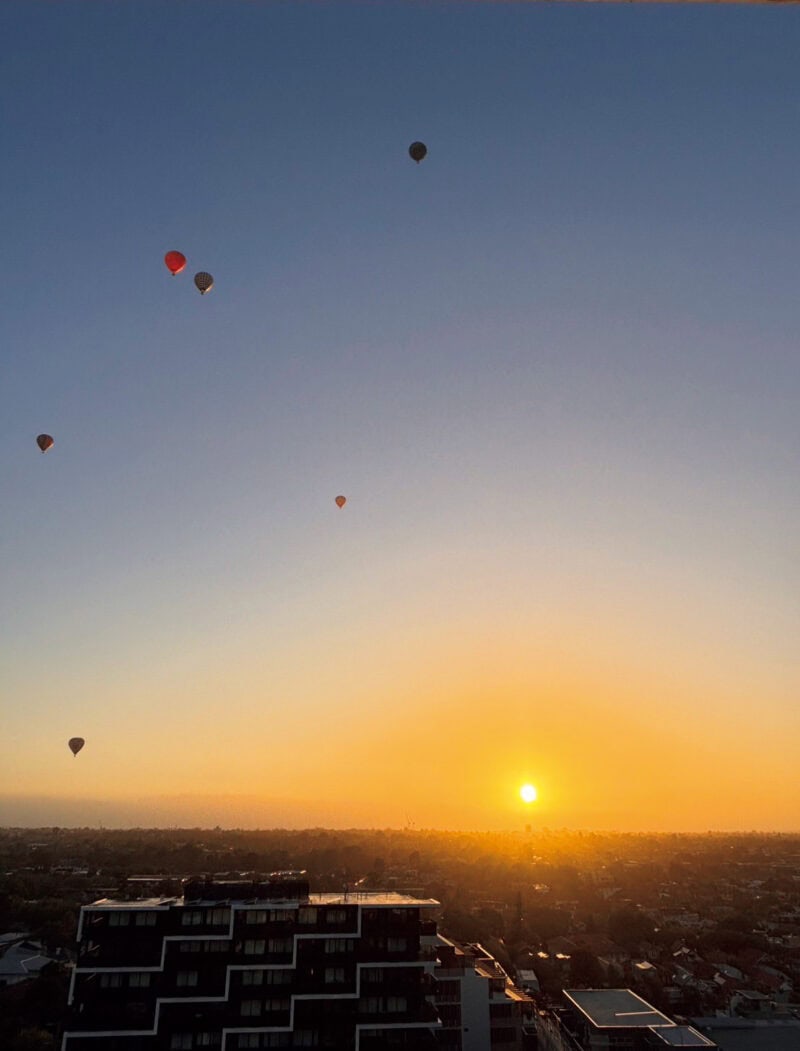 ちょっと早起きすれば、日の出とともに気球を見ることができる！