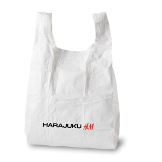 税込み5,000円以上お買い上げのメンバーへ先着でプレゼントする、 H&M 原宿店のロゴ入りオリジナルバッグ