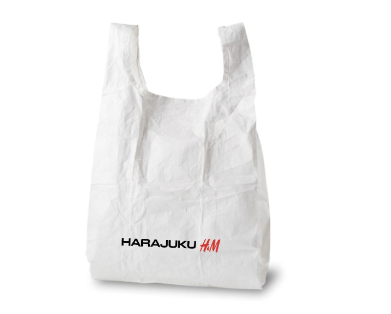 税込み5,000円以上お買い上げのメンバーへ先着でプレゼントする、 H&M 原宿店のロゴ入りオリジナルバッグ