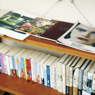 書籍の段の上には写真集や海外の雑誌を並べている