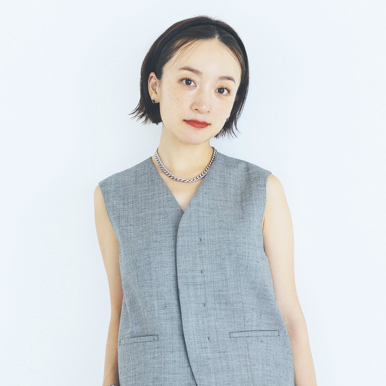 私服スナップ】ATONセットアップが主役！高山都さんの夏コーデ【モデル