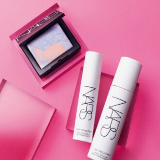 （左から）NARS ライトリフレクティング プリズマティックパウダー 03878 ￥5,830、NARS ライトリフレクティング トーンアップヴェール SPF27/PA＋＋ ￥6,380、NARS ライトリフレクティング メーキャップセッティングミスト ￥5,500（すべてNARS JAPAN）