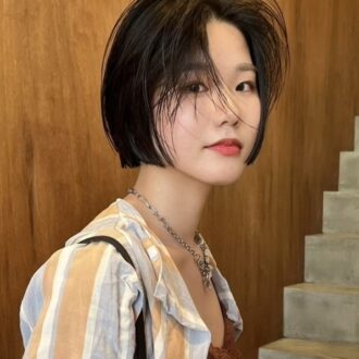 【30代ヘアスタイル／ボブ】顔周りのラフ感でこなれオーラを引き出した、センターパートボブ