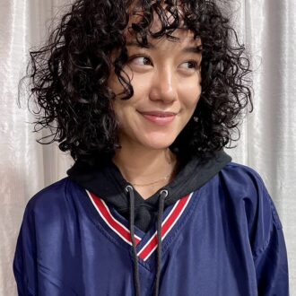 【30代ヘアスタイル／ミディアム】個性を際立たせる70s風スパイラルヘアで、周りと差をつけよう