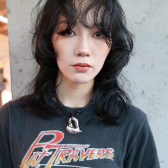 【30代ヘアスタイル／ミディアム】個性が光るネオマッシュウルフ！80'sロックにフェミニンさをプラス