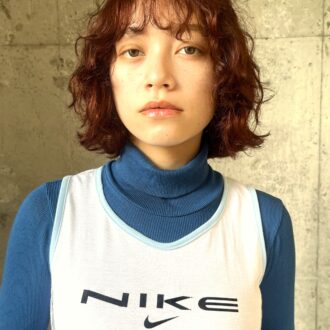 【30代ヘアスタイル／ボブ】くしゅくしゅボブで即こなれる！ ラフな動きでスポーティカジュアルに