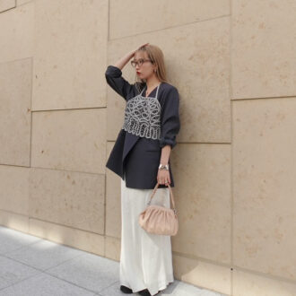 【春のお仕事服スナップ】ジャケットにトレンドのレースビスチェをレイヤード　【30代スナップ】