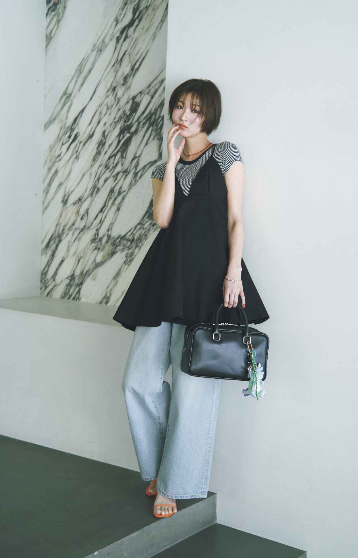 真面目なボストンバッグこそチャームのジャラづけで外す♡