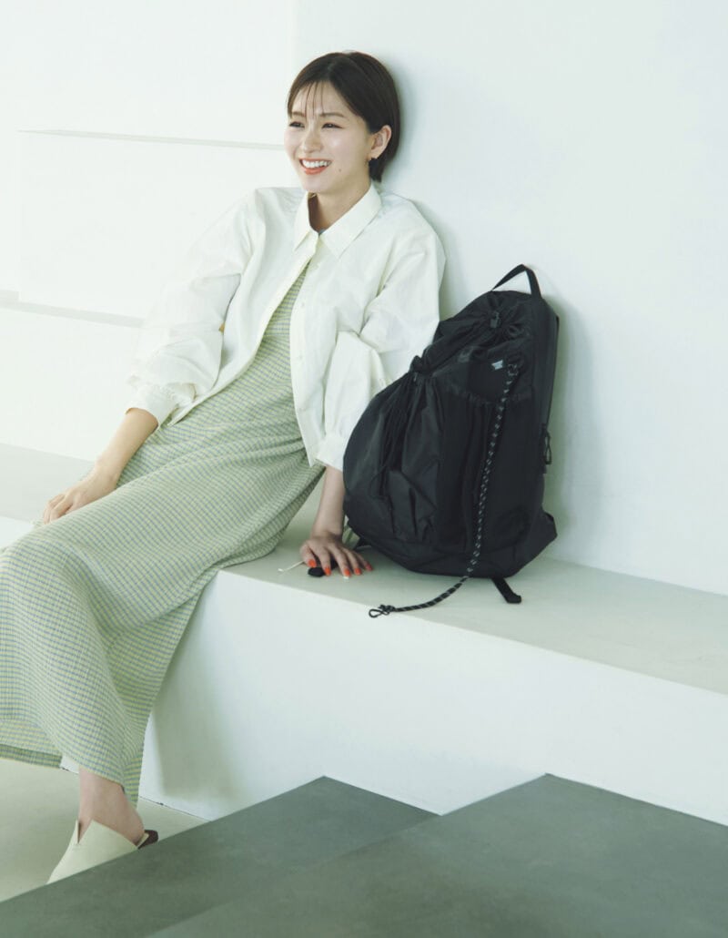 バックパック［H45×W33×D14.5］ ￥34,100（フィルメント）　シャツ￥31,900、中に着たワンピース￥31,900（ともにRHC ロンハーマン）　ピアス￥2,860（ミミサンジュウサン／サンポークリエイト）　サンダル￥29,700（トゥデイフル／ライフズ 代官山店）