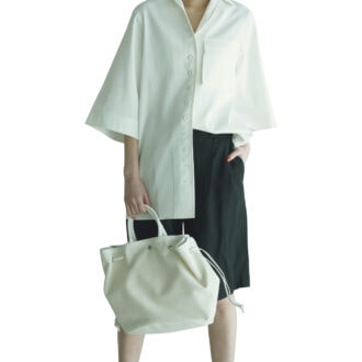 バッグ［H29×W60×D17］ ¥27,900（トゥティエ）　シャツ¥42,900（ガブリエル リー／ジャーナル スタンダード レサージュ 丸の内店）　ショートパンツ¥24,200（ティッカ）　クリアビーズネックレス¥45,100（マッソーズ・アンド・マッソーズ／ショールーム ロイト）ゴールドネックレス¥37,840（シエナロゼ／シエナロゼ表参道ヒルズ店）　ピアス¥13,200（リサシー／ピモンテ）　サンダル￥66,000（ネブローニ）