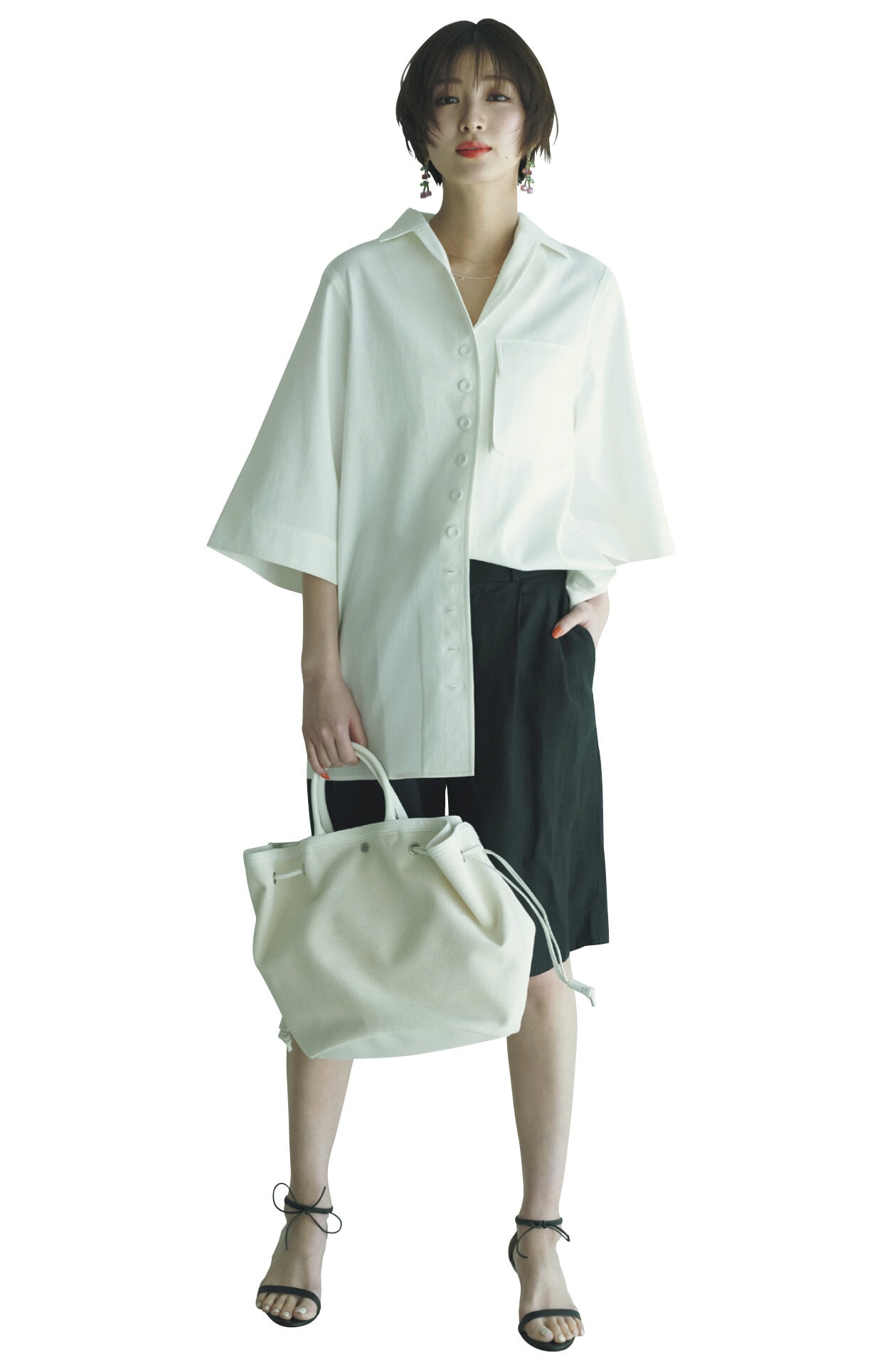 バッグ［H29×W60×D17］ ¥27,900（トゥティエ）　シャツ¥42,900（ガブリエル リー／ジャーナル スタンダード レサージュ 丸の内店）　ショートパンツ¥24,200（ティッカ）　クリアビーズネックレス¥45,100（マッソーズ・アンド・マッソーズ／ショールーム ロイト）ゴールドネックレス¥37,840（シエナロゼ／シエナロゼ表参道ヒルズ店）　ピアス¥13,200（リサシー／ピモンテ）　サンダル￥66,000（ネブローニ）