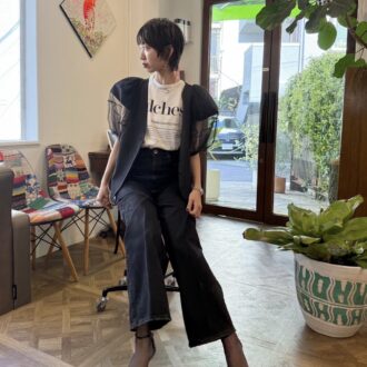 黒のモノトーンコーデに差がつく、“素材で遊ぶ”大人の着こなし【30代スナップ】
