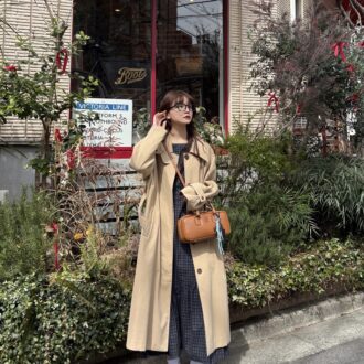 【30代スナップ】トレンチコート×ワンピのワンツーコーデ。白ソックスでカジュアルダウン