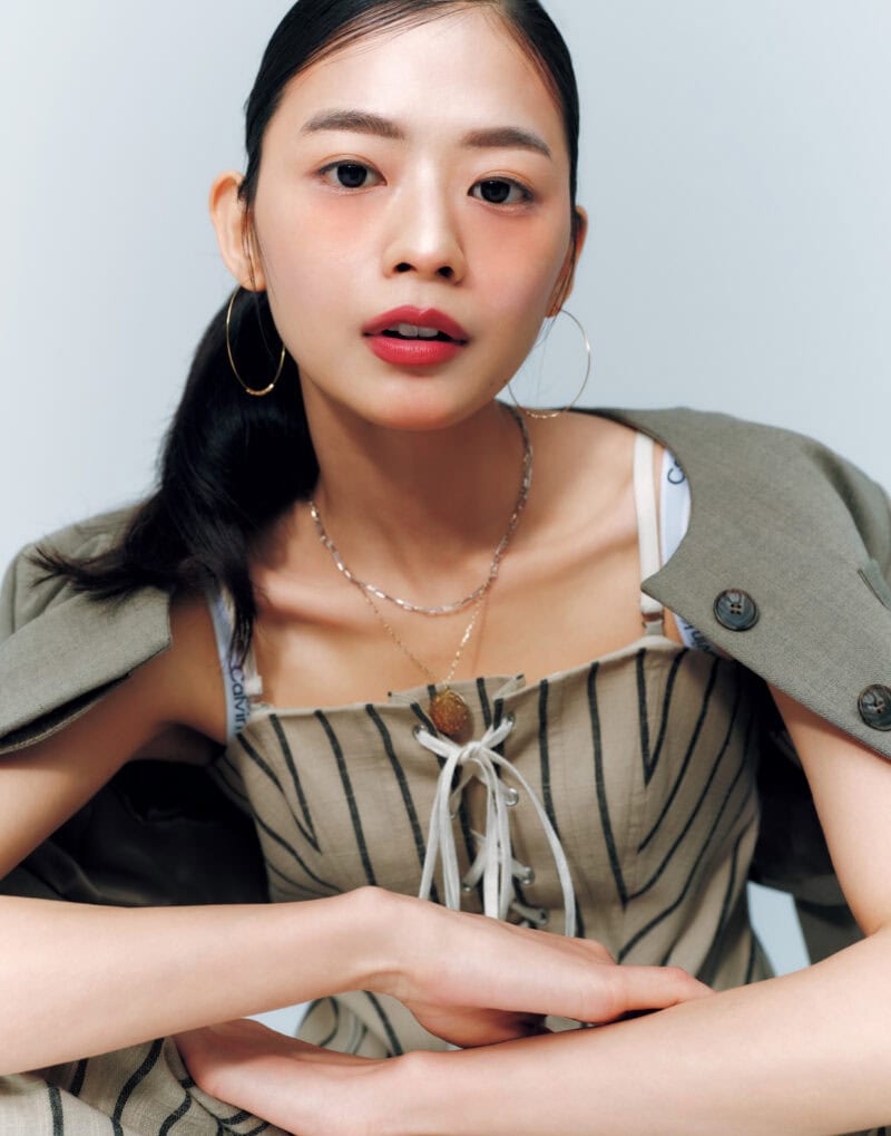 描くチーク　モデル＝松木育未