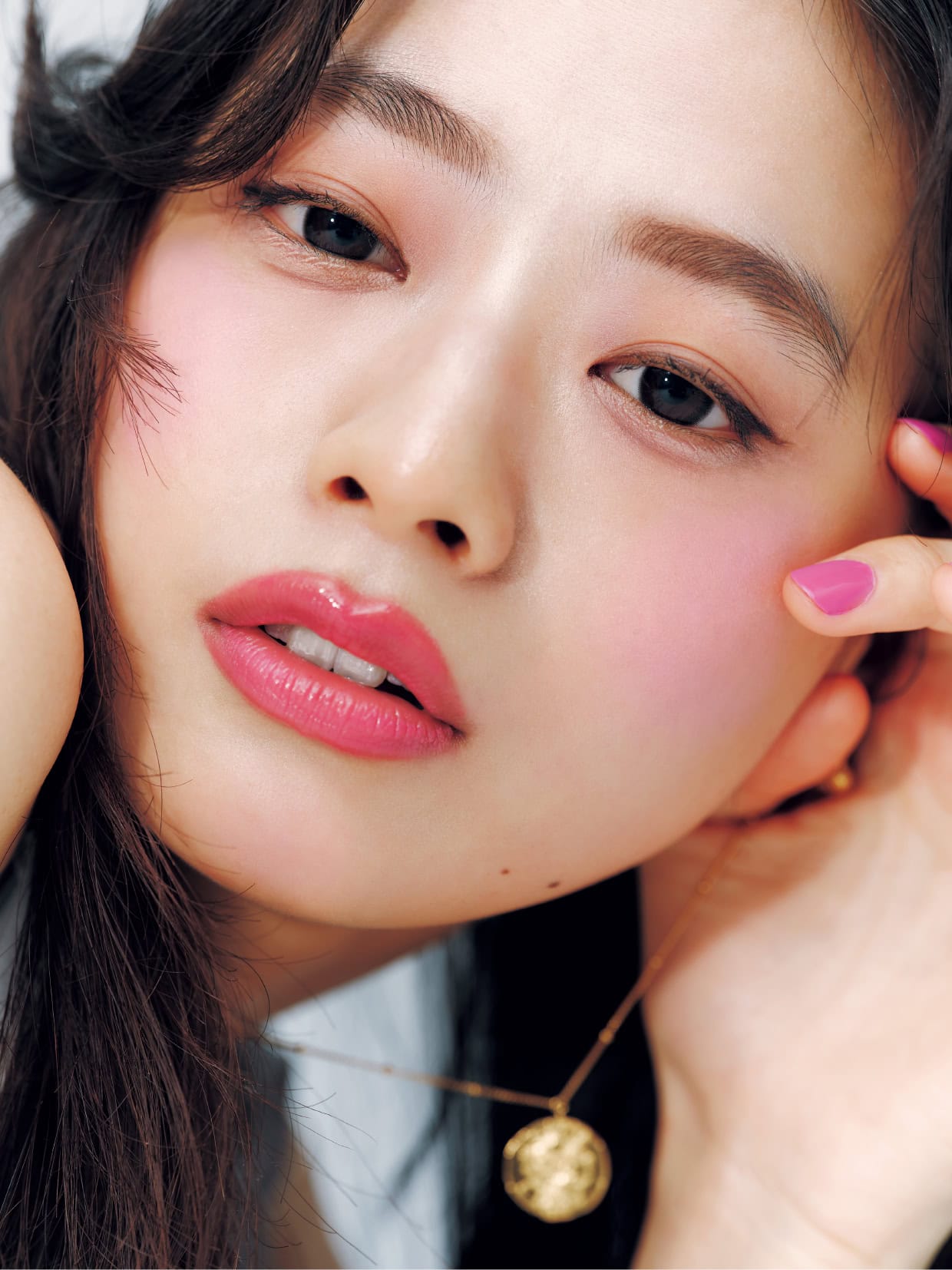描くチーク　モデル＝松木育未