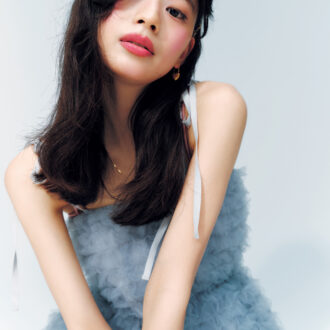 描くチーク　モデル＝松木育未