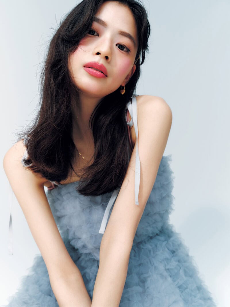 描くチーク　モデル＝松木育未