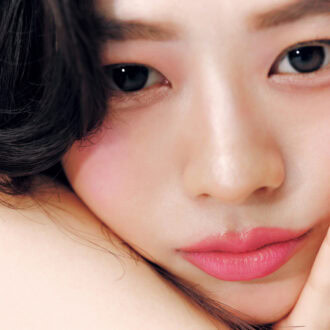 描くチーク　モデル＝松木育未