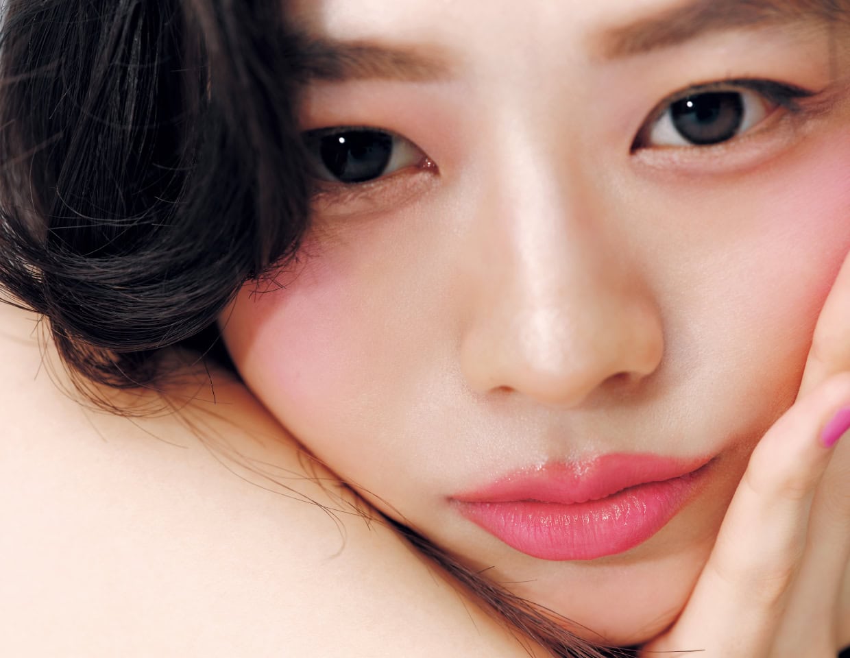 描くチーク　モデル＝松木育未
