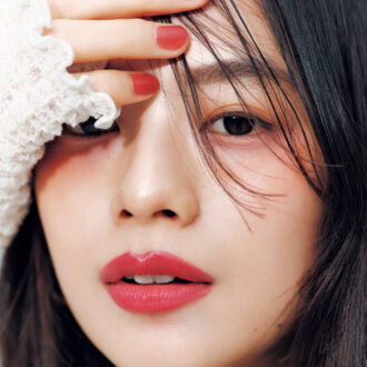 描くチーク　モデル＝松木育未