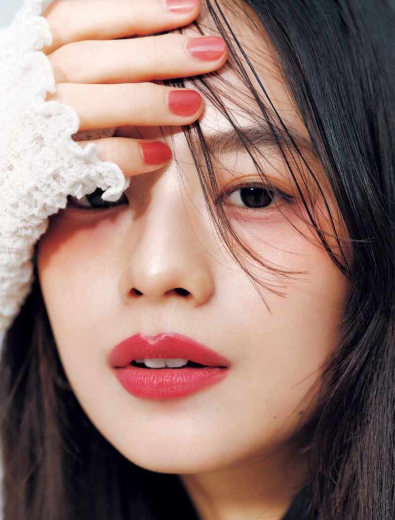 描くチーク　モデル＝松木育未