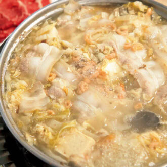 スープのベースには発酵白菜のほかにカニやしいたけ、かつおぶしなども入っている。