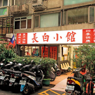 父でもある先代から店を受け継ぎ、現在は息子が2代目として味も店も守り続けている。