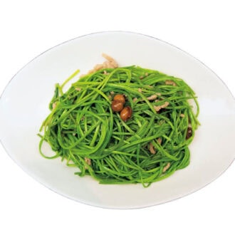 木の実と水蓮の炒め物。「前回来た時に初めて食べた水蓮は台湾に来たらまた食べたいと思っていました。しゃきしゃきでおいしい！」