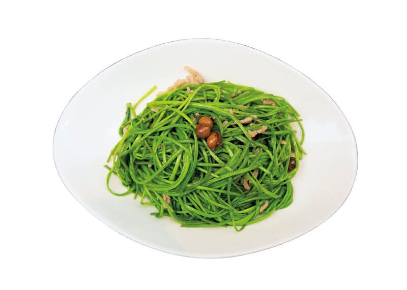 木の実と水蓮の炒め物。「前回来た時に初めて食べた水蓮は台湾に来たらまた食べたいと思っていました。しゃきしゃきでおいしい！」