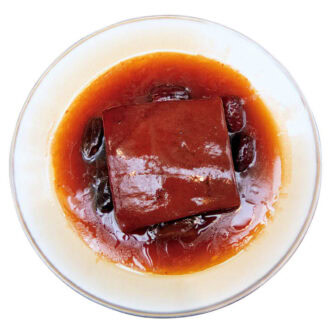 ナツメとハイビスカスソースで煮込んだ豚バラ肉の角煮