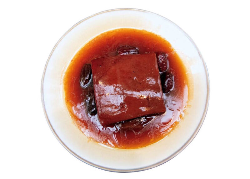 ナツメとハイビスカスソースで煮込んだ豚バラ肉の角煮