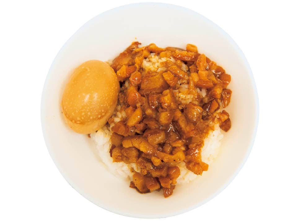 店の屋号がついた純發魯肉飯。単品注文の場合は35元。煮込み卵は20元。