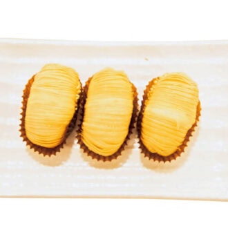 お菓子のように見えて実は千切り大根が入った中華パイ（3個130元）。外のサクサクと中のトロトロ大根のギャップが美味。