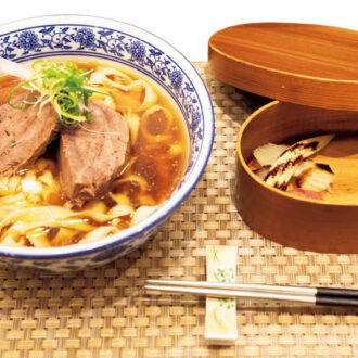 メニューは前菜付き牛肉麺のみ（290元）。前菜はセロリのバルサミコ酢がけ、空心菜のおひたしなど。火加減にこだわった立派な牛肉はスネ肉の真ん中を使用し箸で切れる柔らかさ。わさびを添えて肉だけで食べても美味。麺は細麺と刀削麺から選べる。