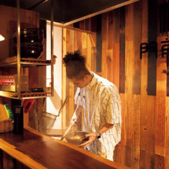 元WEBデザイナーのオーナー。自分のブランドを作りたいと志し、料理上手の義父に牛肉麺を習う。