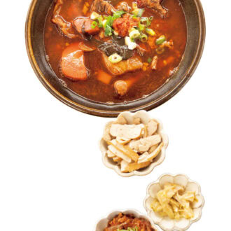 メニューは牛肉麺と小鉢3種類とドリンクのセット（499元）のみ。