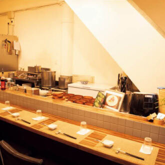 店頭に来て予約表に名前を書いて当日の予約を取る。予約を取るだけでも行列！