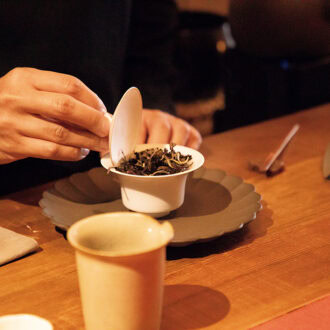食べ疲れしているなど希望を伝えると50〜60種類の茶葉から選んでくれる。