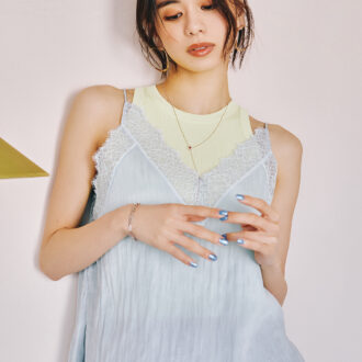 キャミソール￥8,800（ラベルエチュード／アンティローザ）　中に着たタンクトップ￥5,940（ミラ オーウェン／ミラ オーウェン ルミネ新宿２店）　パンツ￥27,500（HER.）　ネックレス￥33,000（マッソーズアンドマッソーズ／ショールーム ロイト）　ピアス￥30,800（ブランイリス／ブランイリス トーキョー）　ブレスレット￥12,100（ニナ・エ・ジュール／ショールーム ロイト）