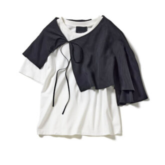 カジュアルな白Ｔにノーブルなシルクケープを纏えば、即洗練見えが叶う。Tシャツ￥6,050（ノーク）　ケープ￥19,800（ロエフ／エイチ ビューティー＆ユース）