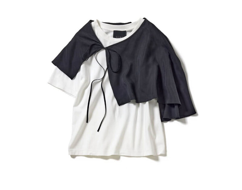 カジュアルな白Ｔにノーブルなシルクケープを纏えば、即洗練見えが叶う。Tシャツ￥6,050（ノーク）　ケープ￥19,800（ロエフ／エイチ ビューティー＆ユース）