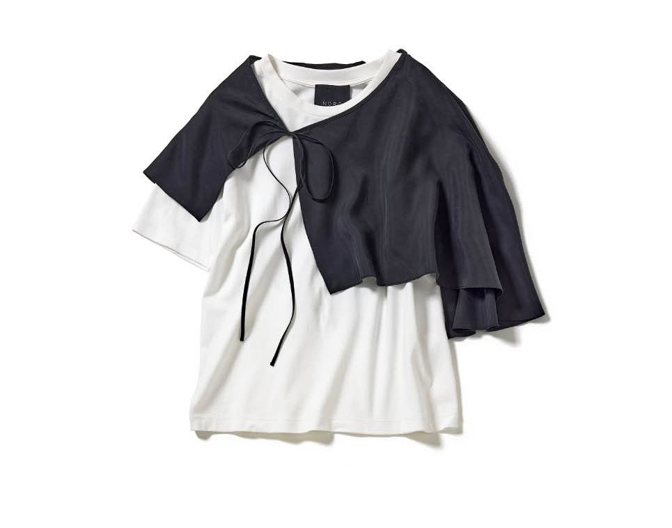 カジュアルな白Tにノーブルなシルクケープを纏えば、即洗練見えが叶う。Tシャツ¥6,050(ノーク) ケープ¥19,800(ロエフ/エイチ ビューティー&ユース)