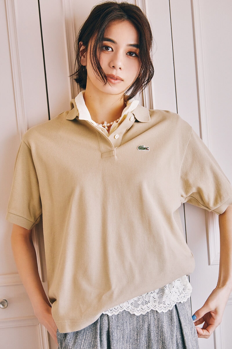 別注ポロ￥18,700（ラコステ for ビームス ボーイ／ビームス 銀座）　中に着たレースポロ￥5,290（ザラ／ザラ カスタマーサービス）　スカート￥41,800（フミエタナカ／ドール）　ネックレス￥26,400（プラウ）